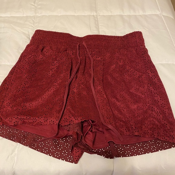 Maurices Wine Floral Eyelet Shorts (M) - Picture 4 of 6